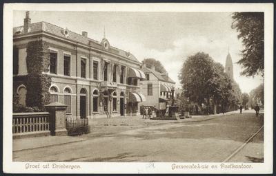 17549 Gezicht in de Hoofdstraat te Driebergen-Rijsenburg, uit het noordwesten, met links het gemeentehuis-postkantoor.